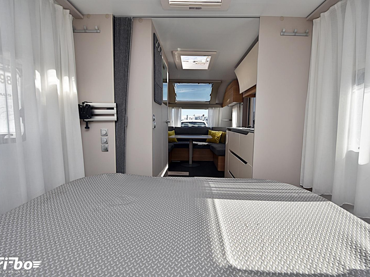 Adria 593 UP Adora, Queenbed, bild 15 av 23