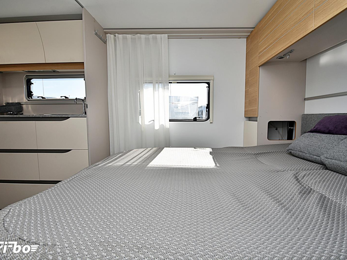 Adria 593 UP Adora, Queenbed, bild 16 av 23