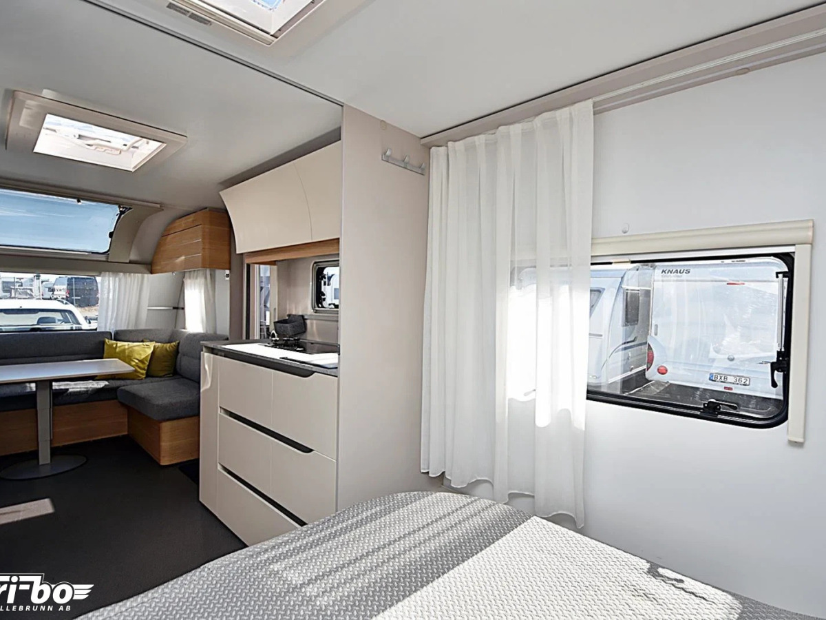 Adria 593 UP Adora, Queenbed, bild 17 av 23