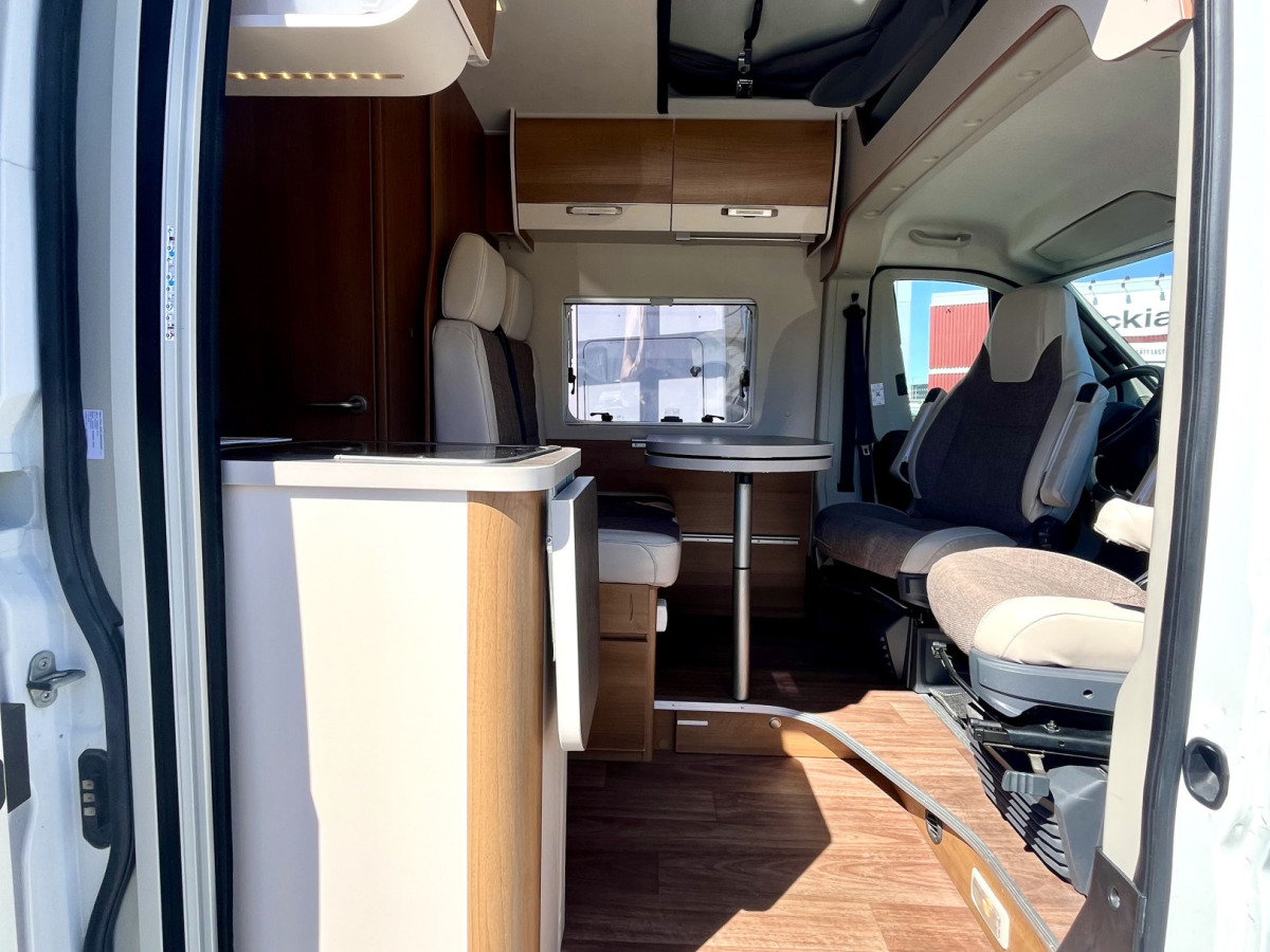 Knaus VAN TOURER 600 / DIESELPANNA / POP-UP TAK / 4 SÄNGPLATSER, bild 6 av 17