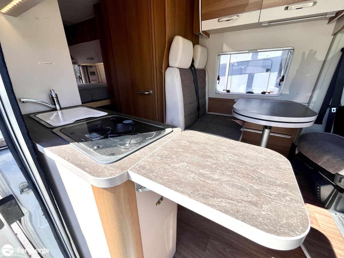 Knaus VAN TOURER 600 / DIESELPANNA / POP-UP TAK / 4 SÄNGPLATSER, bild 7 av 17