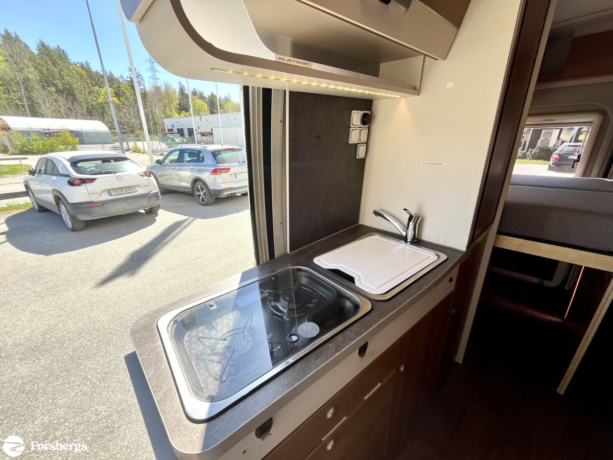 Knaus VAN TOURER 600 / DIESELPANNA / POP-UP TAK / 4 SÄNGPLATSER, bild 8 av 17
