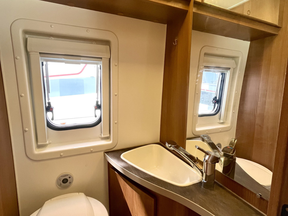 Knaus VAN TOURER 600 / DIESELPANNA / POP-UP TAK / 4 SÄNGPLATSER, bild 12 av 17