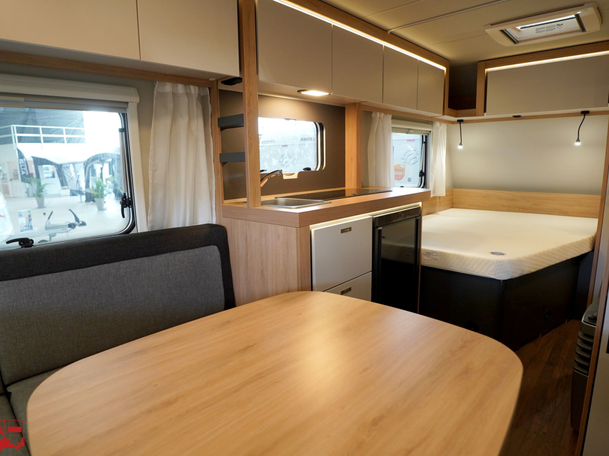 Knaus Sport 450 FU Fransk säng, bild 8 av 26