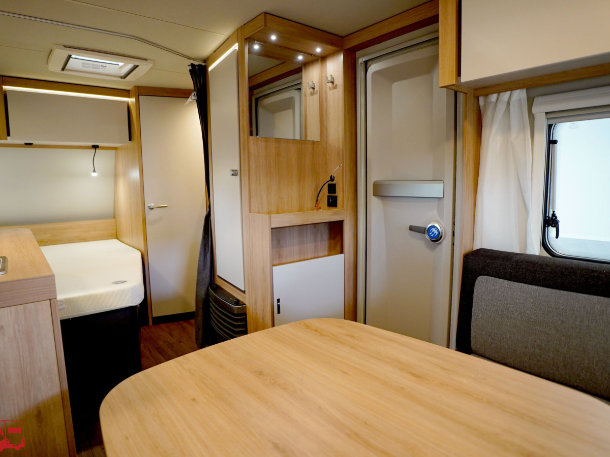 Knaus Sport 450 FU Fransk säng, bild 9 av 26