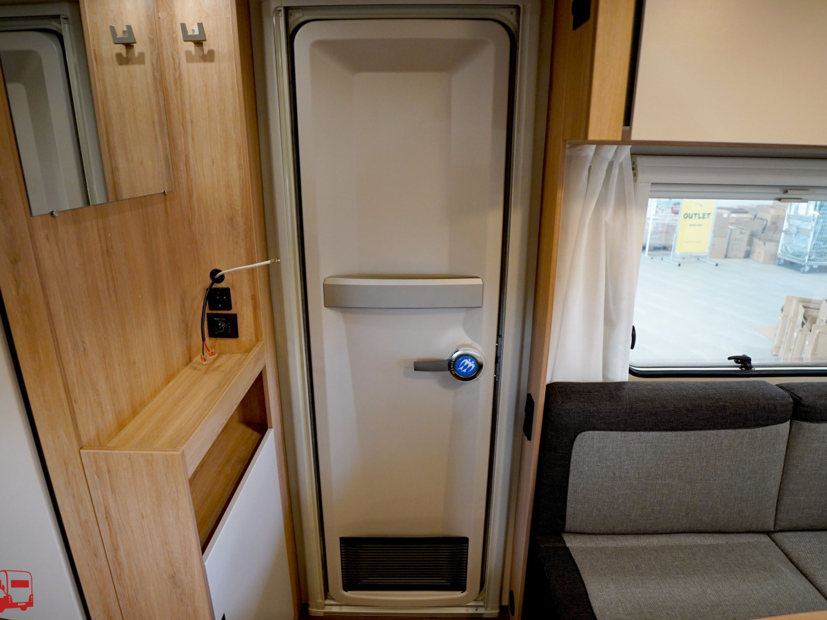 Knaus Sport 450 FU Fransk säng, bild 21 av 26