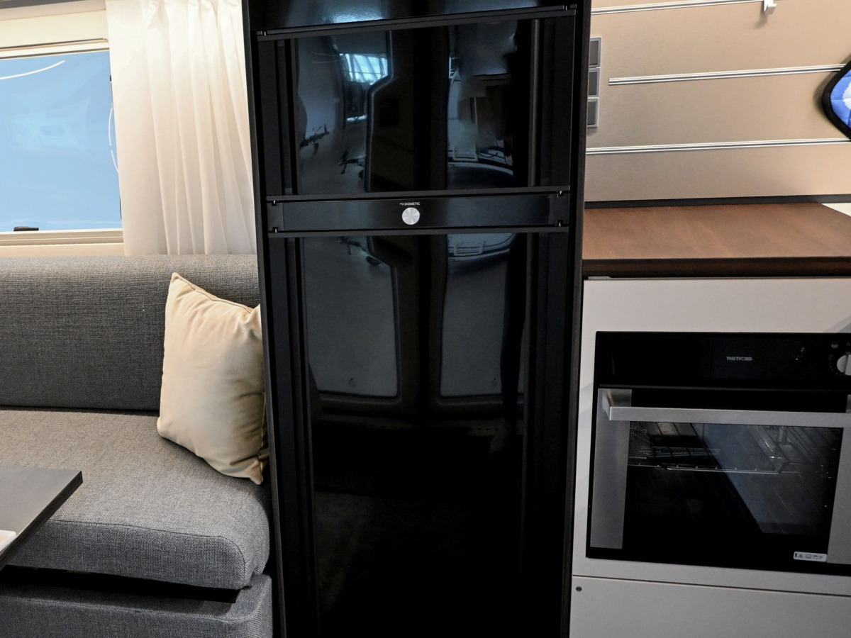 Adria ASTELLA 704 HP Dubbelsäng ALDE AC Förtält, bild 22 av 32