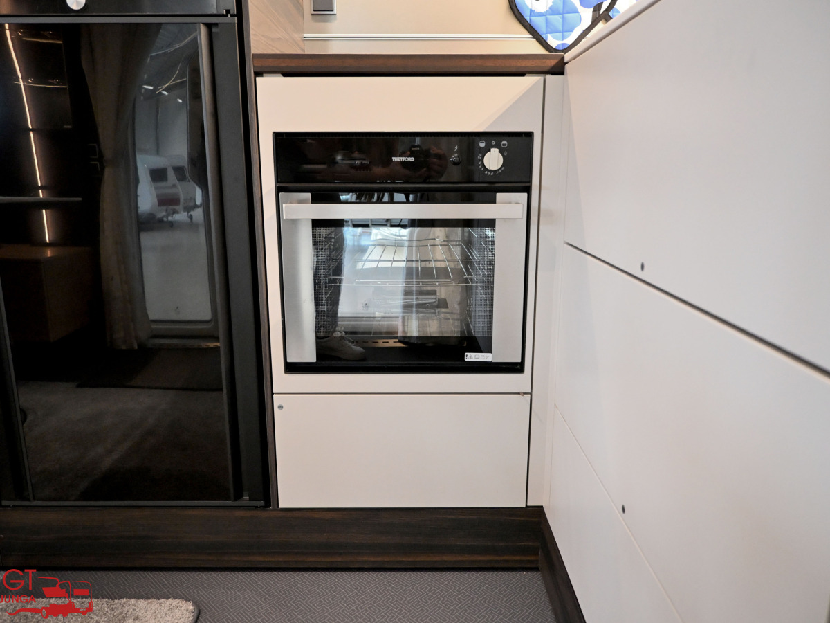 Adria ASTELLA 704 HP Dubbelsäng ALDE AC Förtält, bild 24 av 32