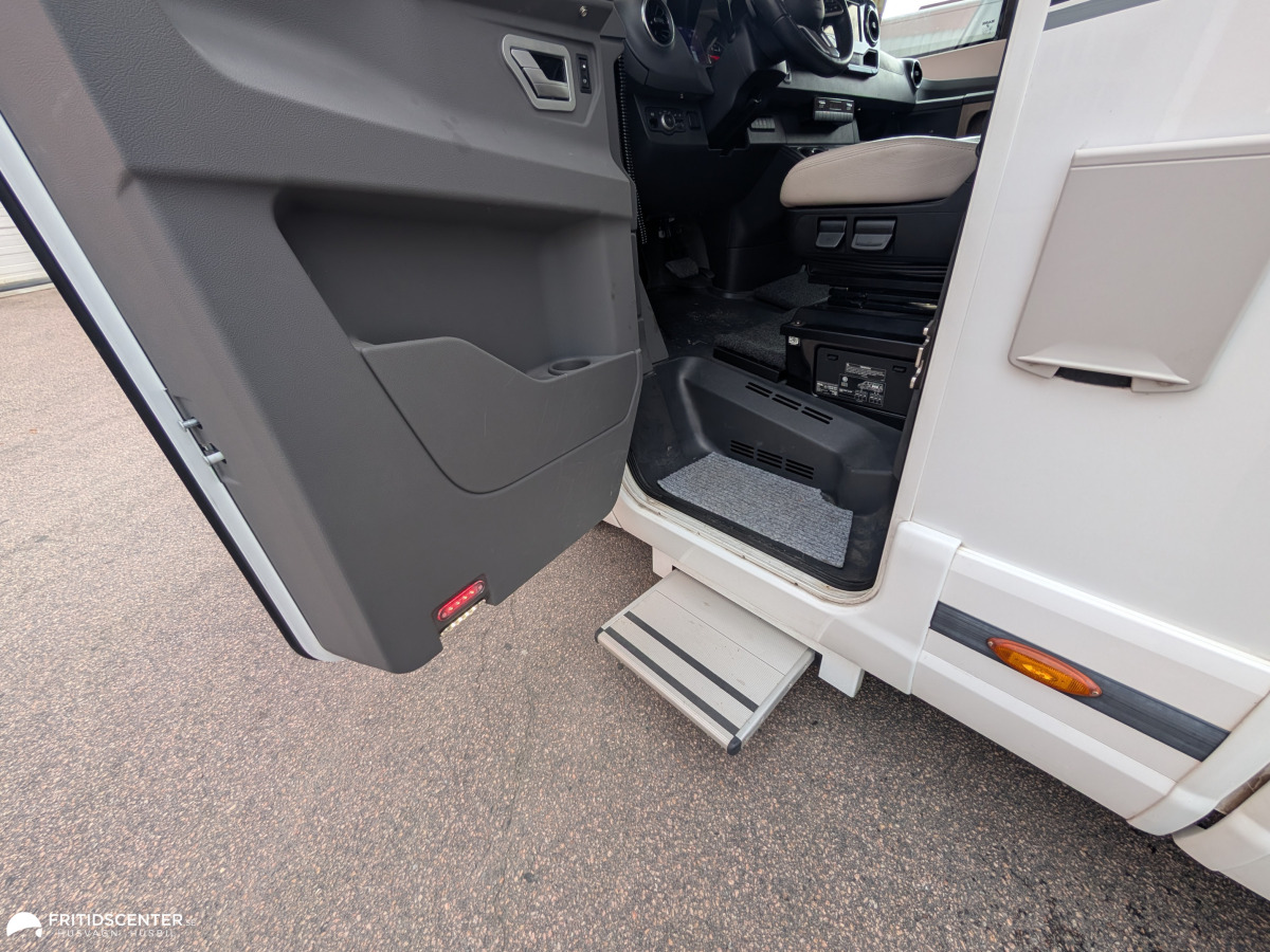 KABE TM Imperial I 910 QB *Generösa ytor / Fullutrustad / Premium bil, bild 28 av 36