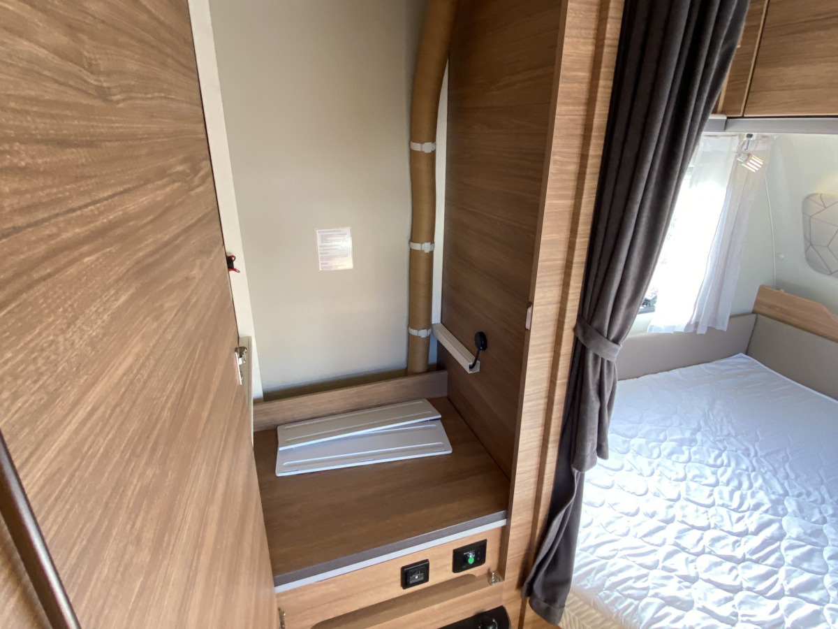 Weinsberg 390 QD Truma Ultraheat Lufttält, bild 8 av 17