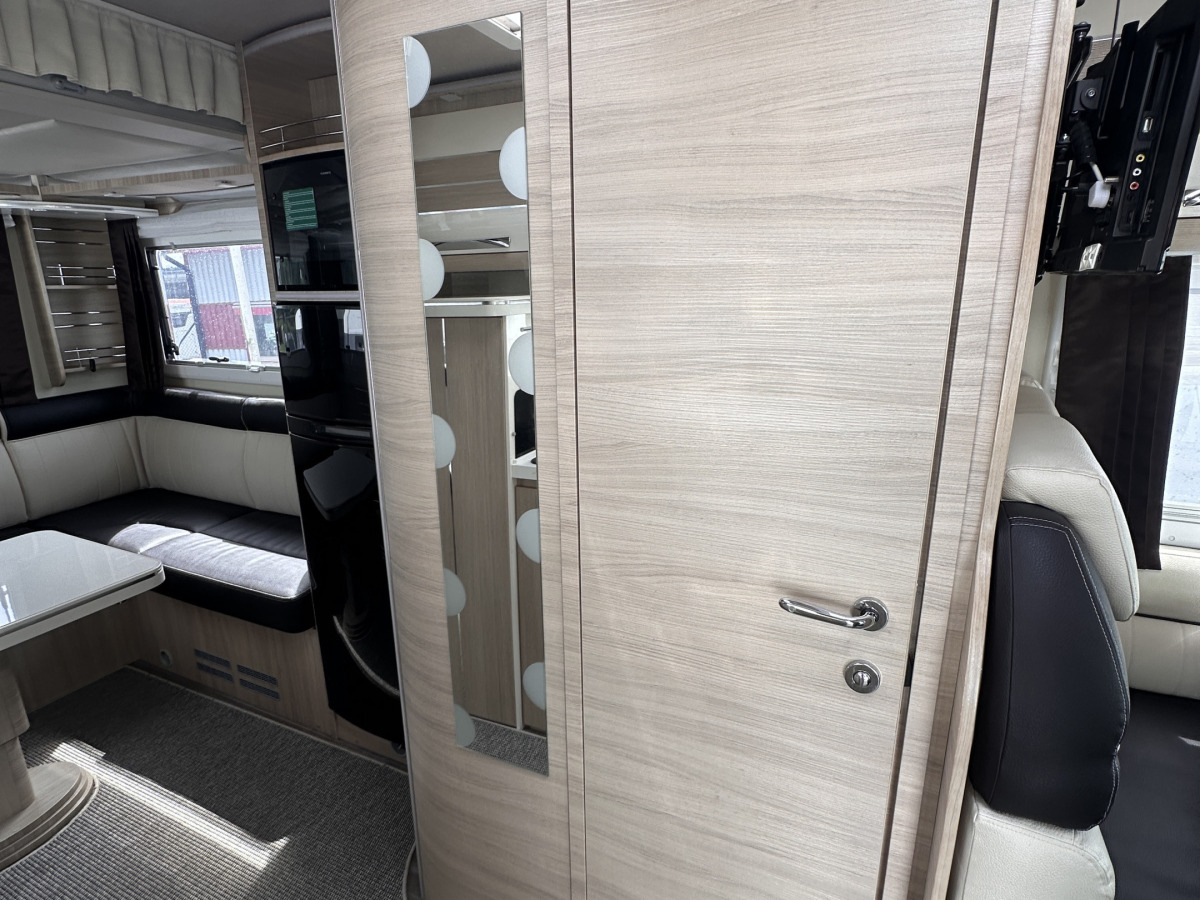 Mobilvetta K-YACHT 80 TEKNO LINE SOFFA BAK VÄLUTRUSTAD, bild 12 av 27