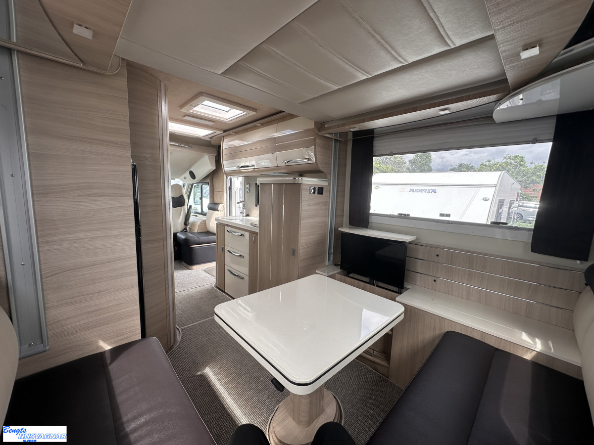 Mobilvetta K-YACHT 80 TEKNO LINE SOFFA BAK VÄLUTRUSTAD, bild 16 av 27