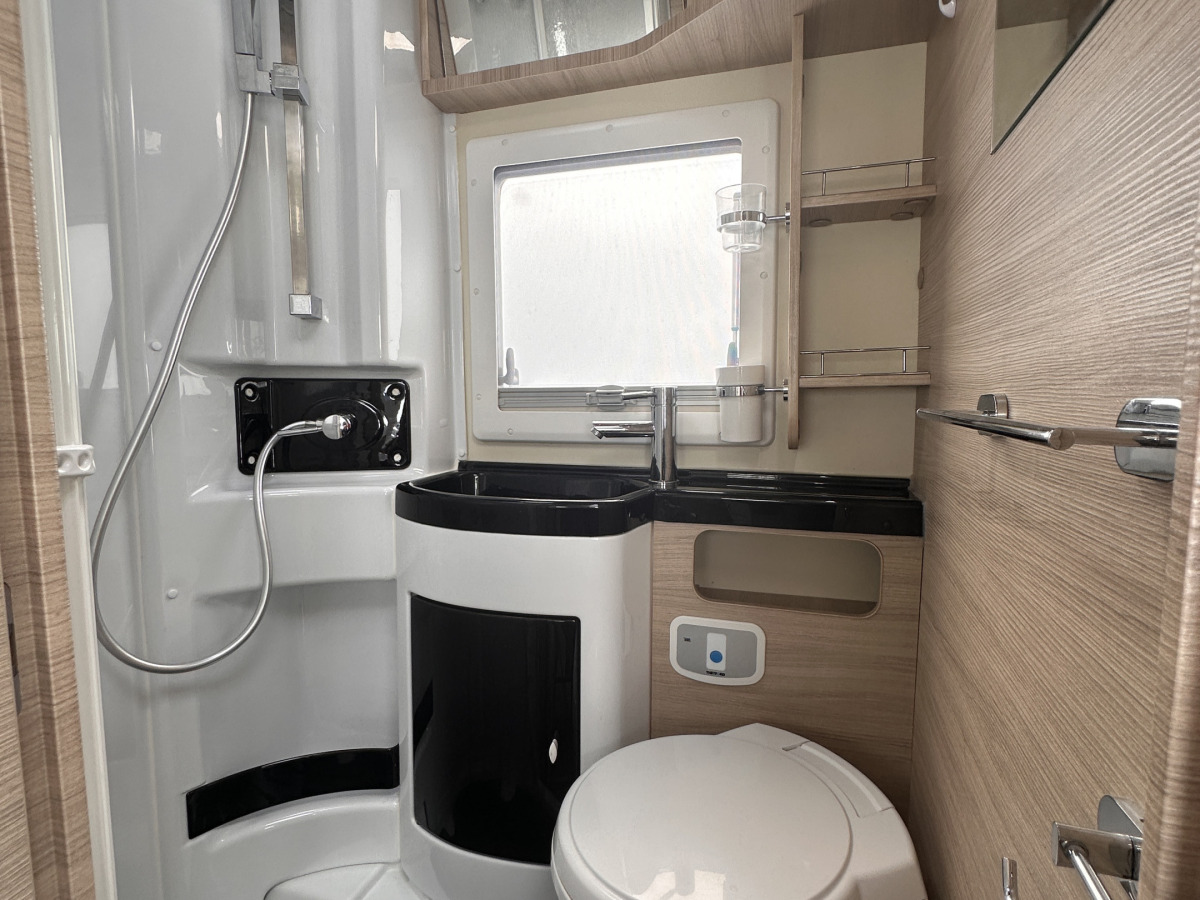 Mobilvetta K-YACHT 80 TEKNO LINE SOFFA BAK VÄLUTRUSTAD, bild 21 av 27