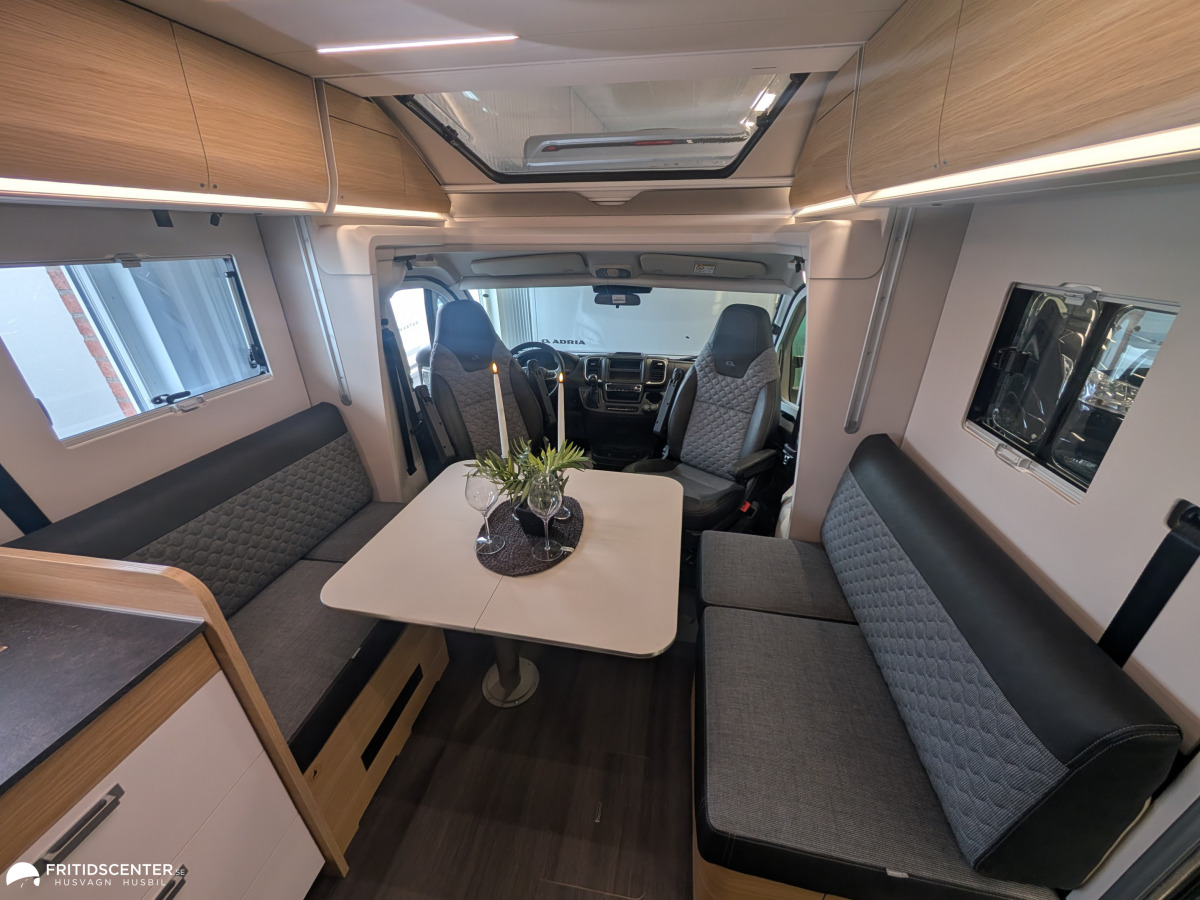 Adria MATRIX PLUS 670 DL *Långbäddar / Stort garage / Taksäng, bild 3 av 37