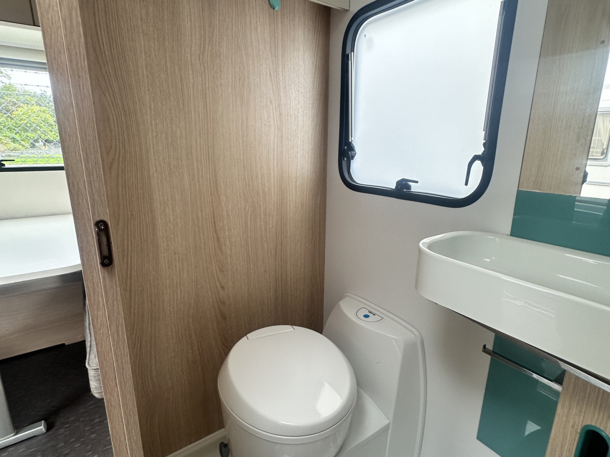 Adria AVIVA 492 LU FÖRTÄLT LÅG TOTALVIKT BÄDDBREDDARE, bild 12 av 15