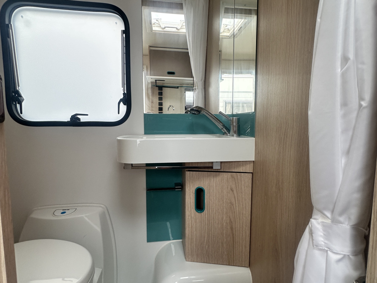 Adria AVIVA 492 LU FÖRTÄLT LÅG TOTALVIKT BÄDDBREDDARE, bild 13 av 15