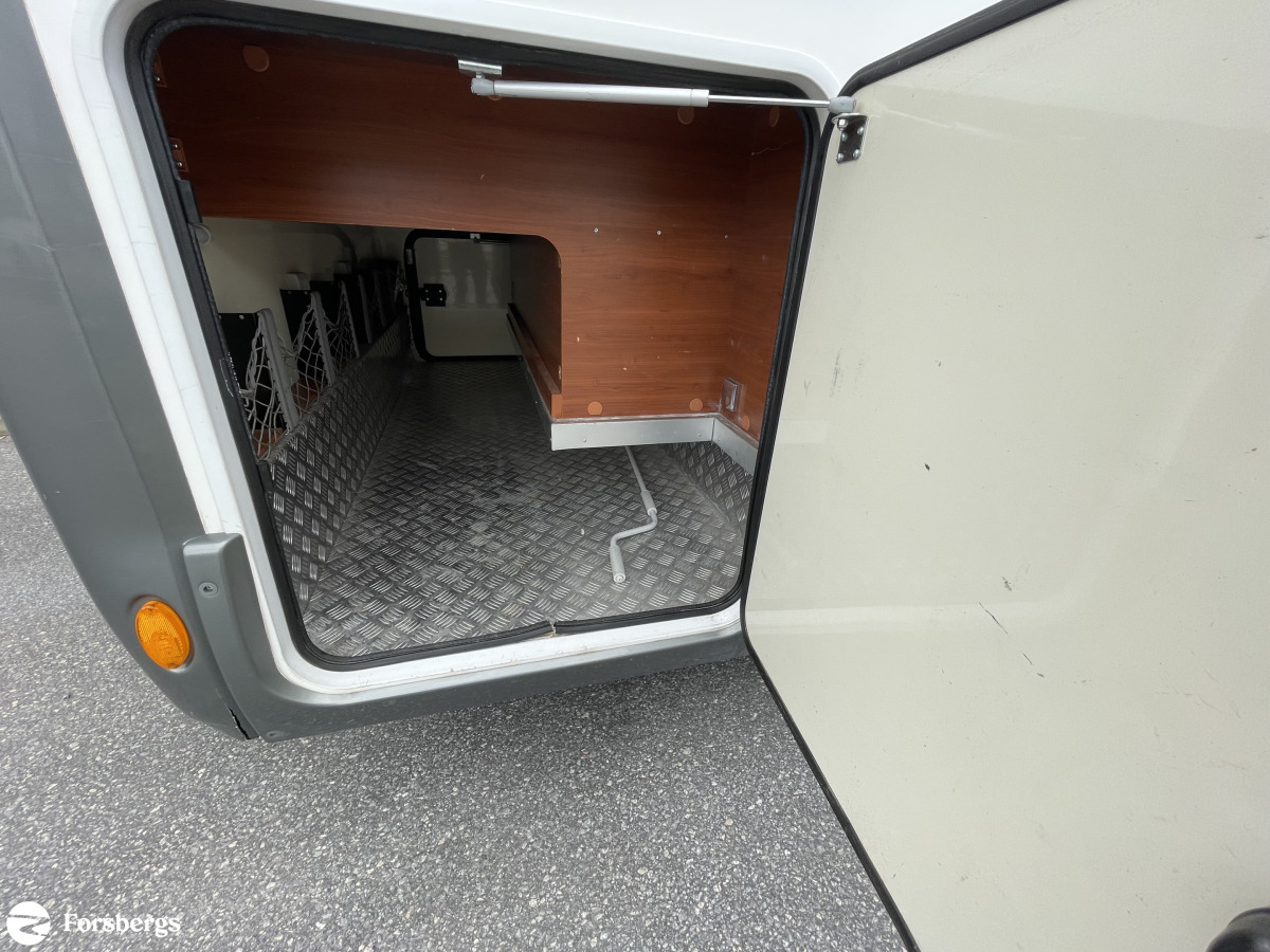 Mobilvetta K-YACHT 80 TEKNI LINE / Sittgrupp bak / Nedfällbara taksängar fram och bak / Ugn /, bild 4 av 15