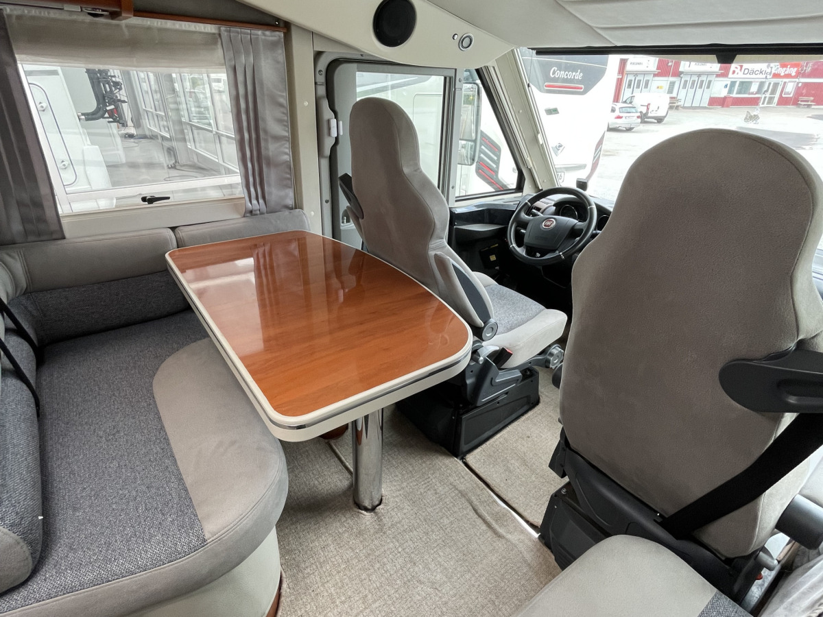 Mobilvetta K-YACHT 80 TEKNI LINE / Sittgrupp bak / Nedfällbara taksängar fram och bak / Ugn /, bild 5 av 15