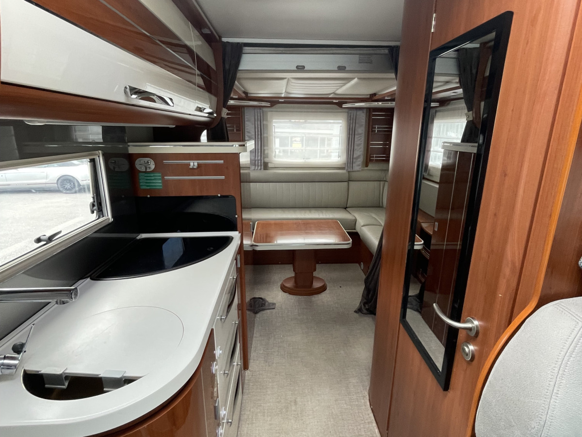 Mobilvetta K-YACHT 80 TEKNI LINE / Sittgrupp bak / Nedfällbara taksängar fram och bak / Ugn /, bild 6 av 15