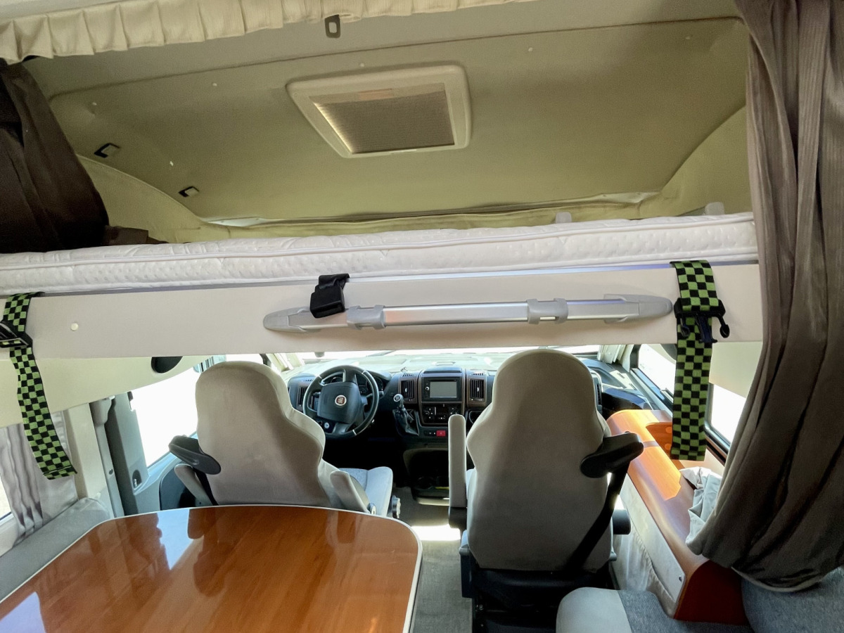 Mobilvetta K-YACHT 80 TEKNI LINE / Sittgrupp bak / Nedfällbara taksängar fram och bak / Ugn /, bild 8 av 15