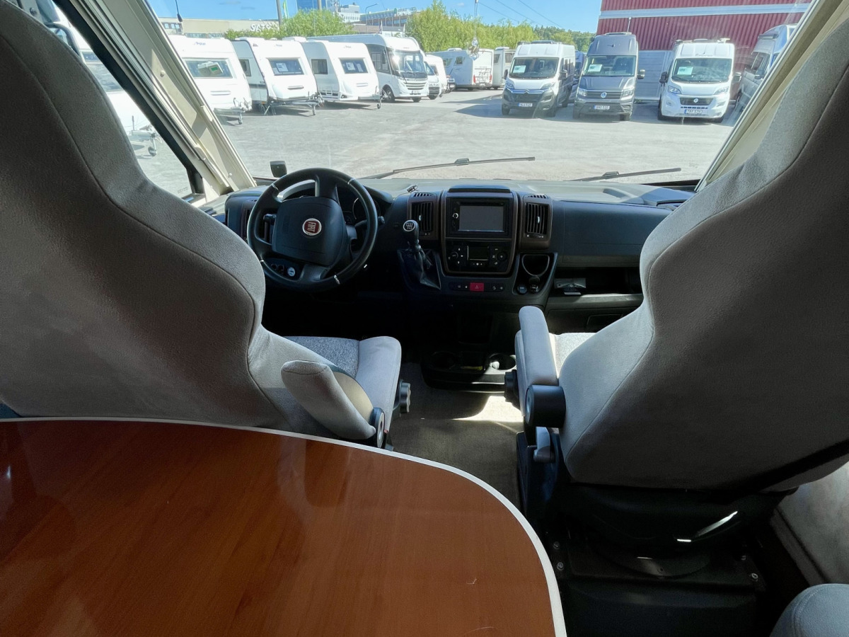 Mobilvetta K-YACHT 80 TEKNI LINE / Sittgrupp bak / Nedfällbara taksängar fram och bak / Ugn /, bild 9 av 15