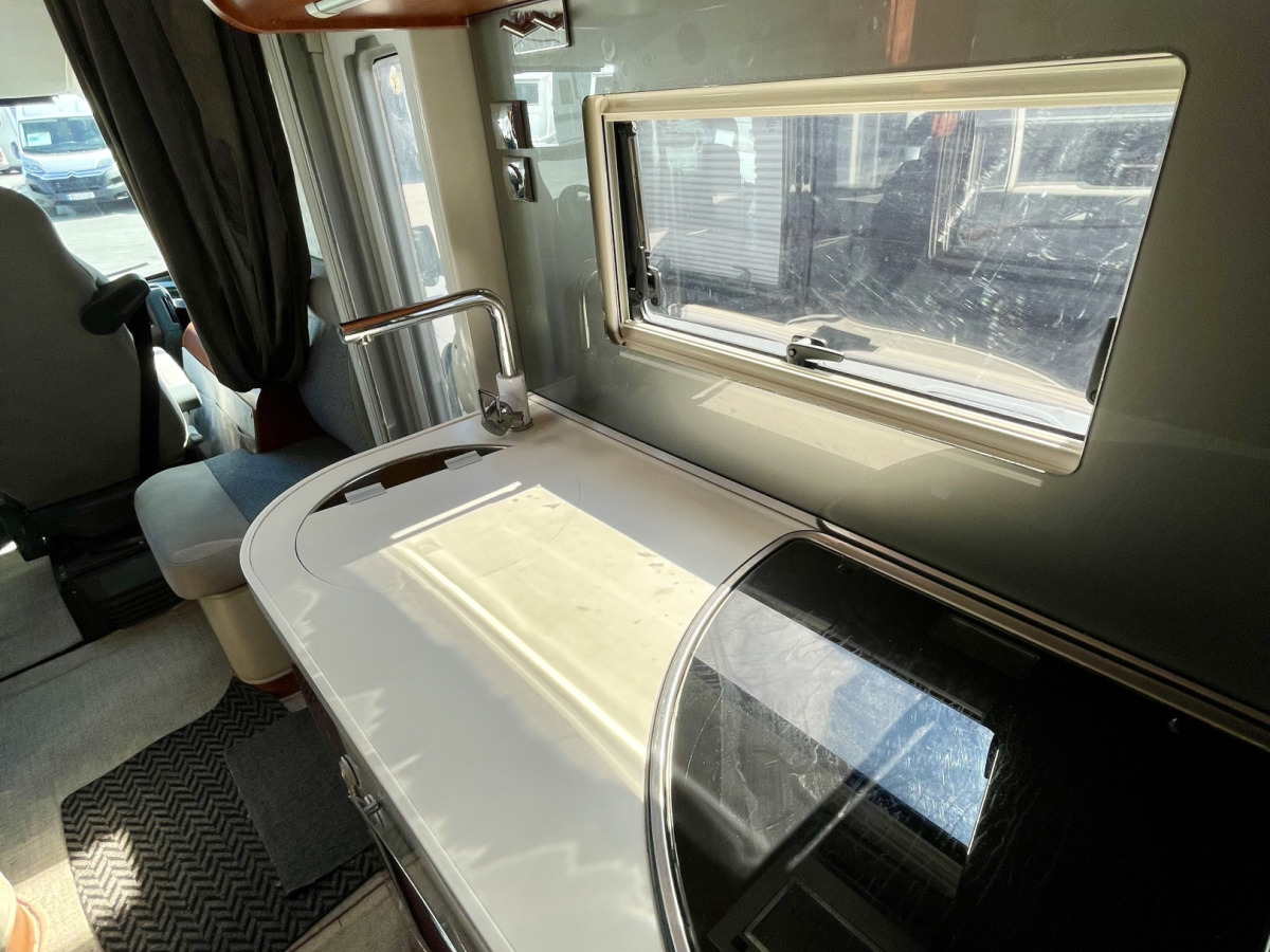 Mobilvetta K-YACHT 80 TEKNI LINE / Sittgrupp bak / Nedfällbara taksängar fram och bak / Ugn /, bild 10 av 15