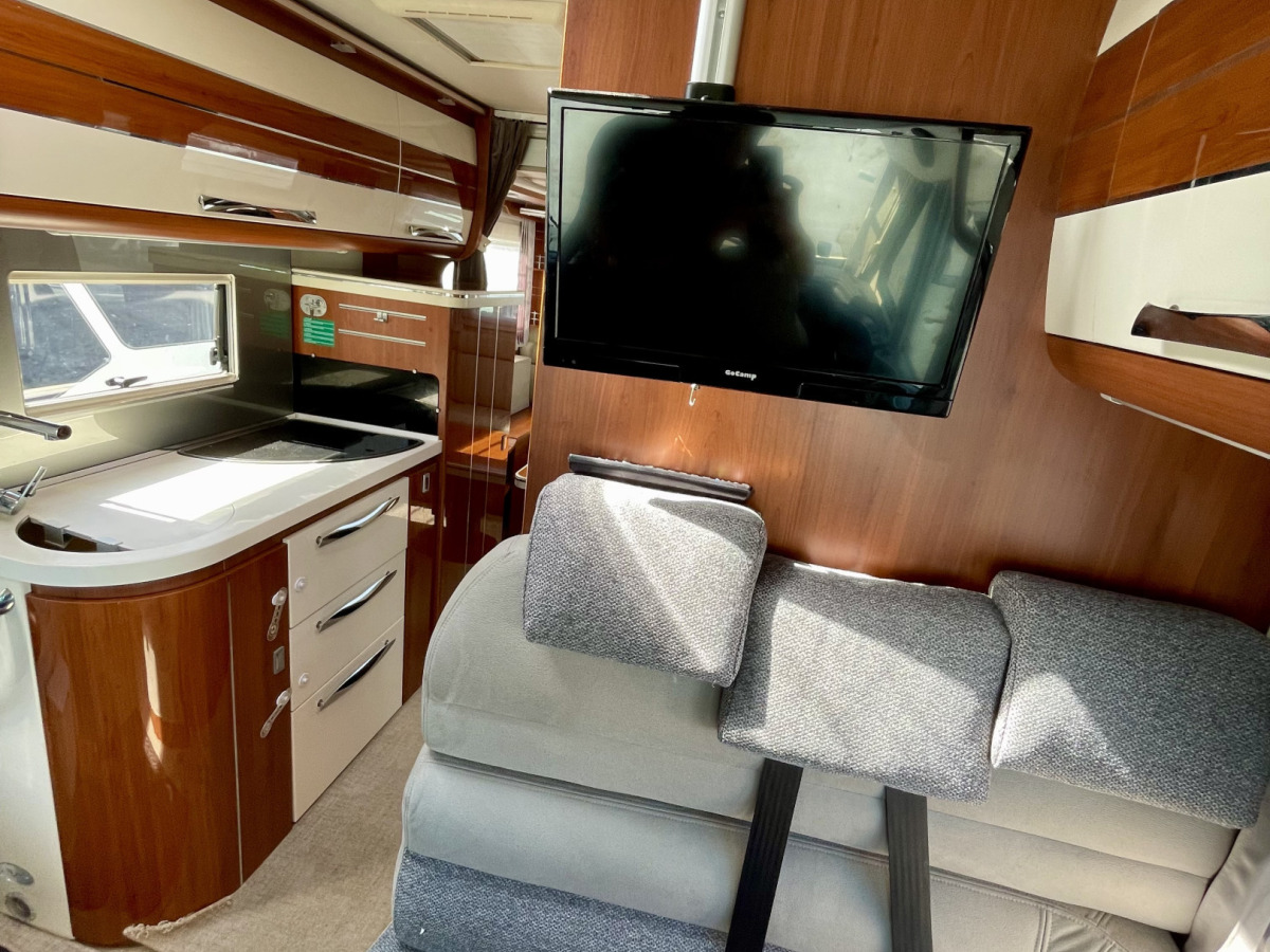 Mobilvetta K-YACHT 80 TEKNI LINE / Sittgrupp bak / Nedfällbara taksängar fram och bak / Ugn /, bild 11 av 15
