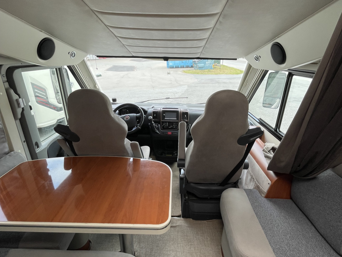 Mobilvetta K-YACHT 80 TEKNI LINE / Sittgrupp bak / Nedfällbara taksängar fram och bak / Ugn /, bild 12 av 15