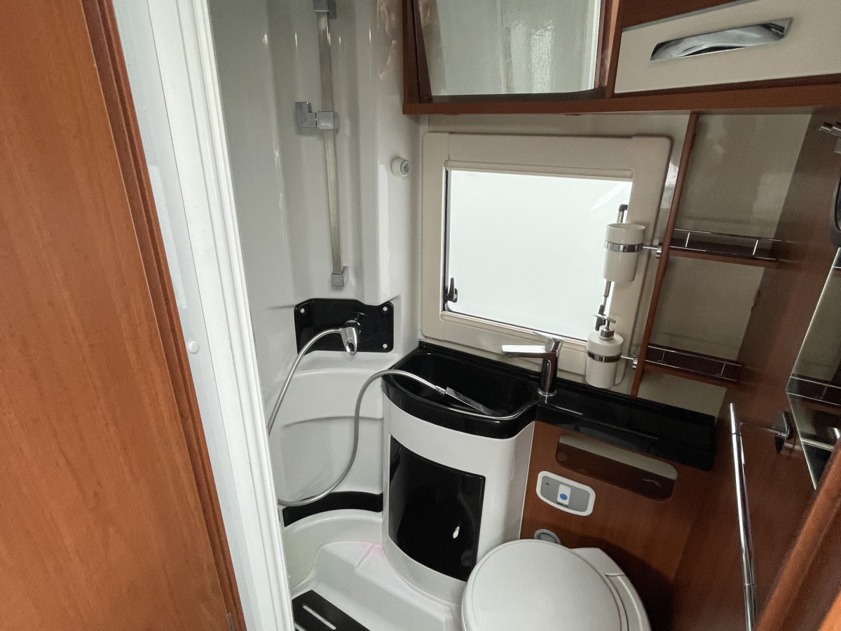Mobilvetta K-YACHT 80 TEKNI LINE / Sittgrupp bak / Nedfällbara taksängar fram och bak / Ugn /, bild 13 av 15
