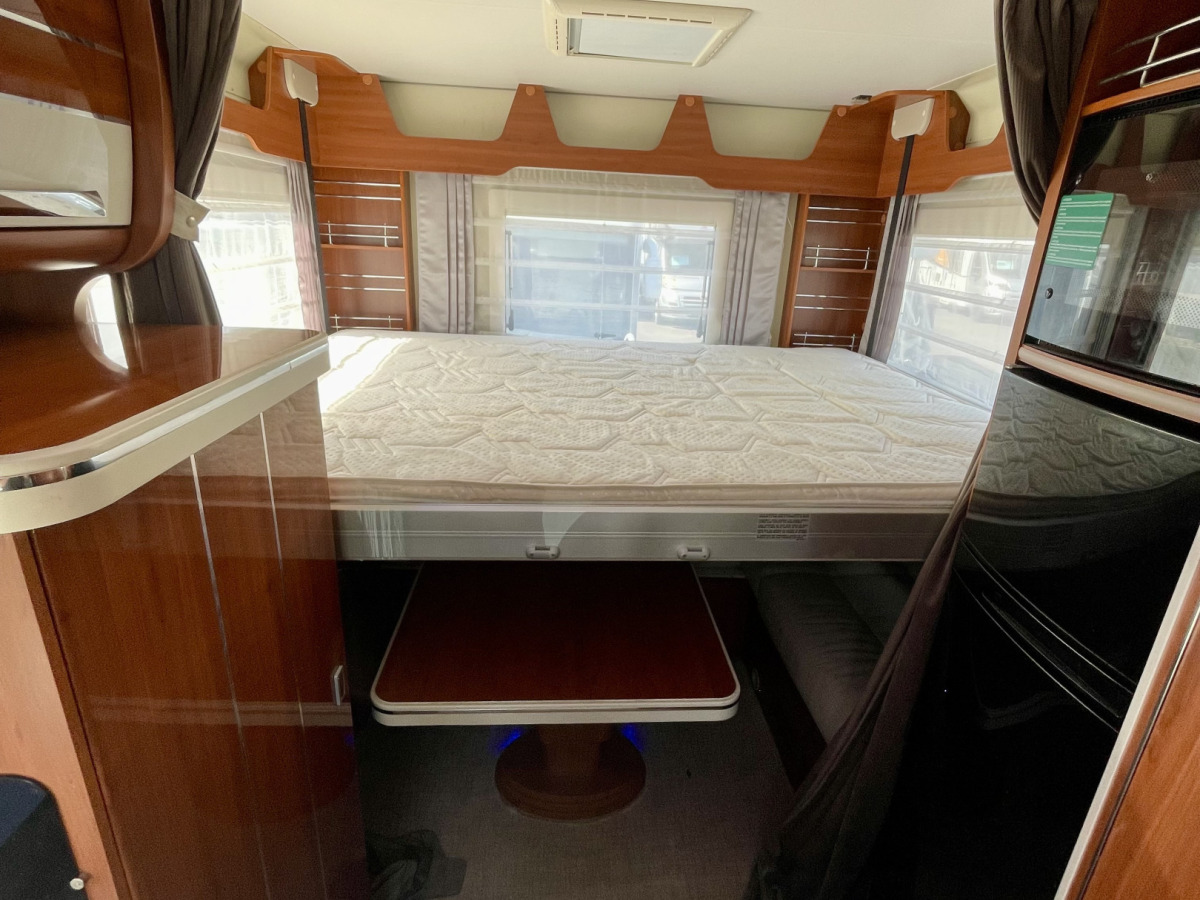 Mobilvetta K-YACHT 80 TEKNI LINE / Sittgrupp bak / Nedfällbara taksängar fram och bak / Ugn /, bild 14 av 15