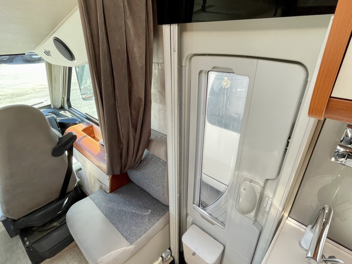Mobilvetta K-YACHT 80 TEKNI LINE / Sittgrupp bak / Nedfällbara taksängar fram och bak / Ugn /, bild 15 av 15