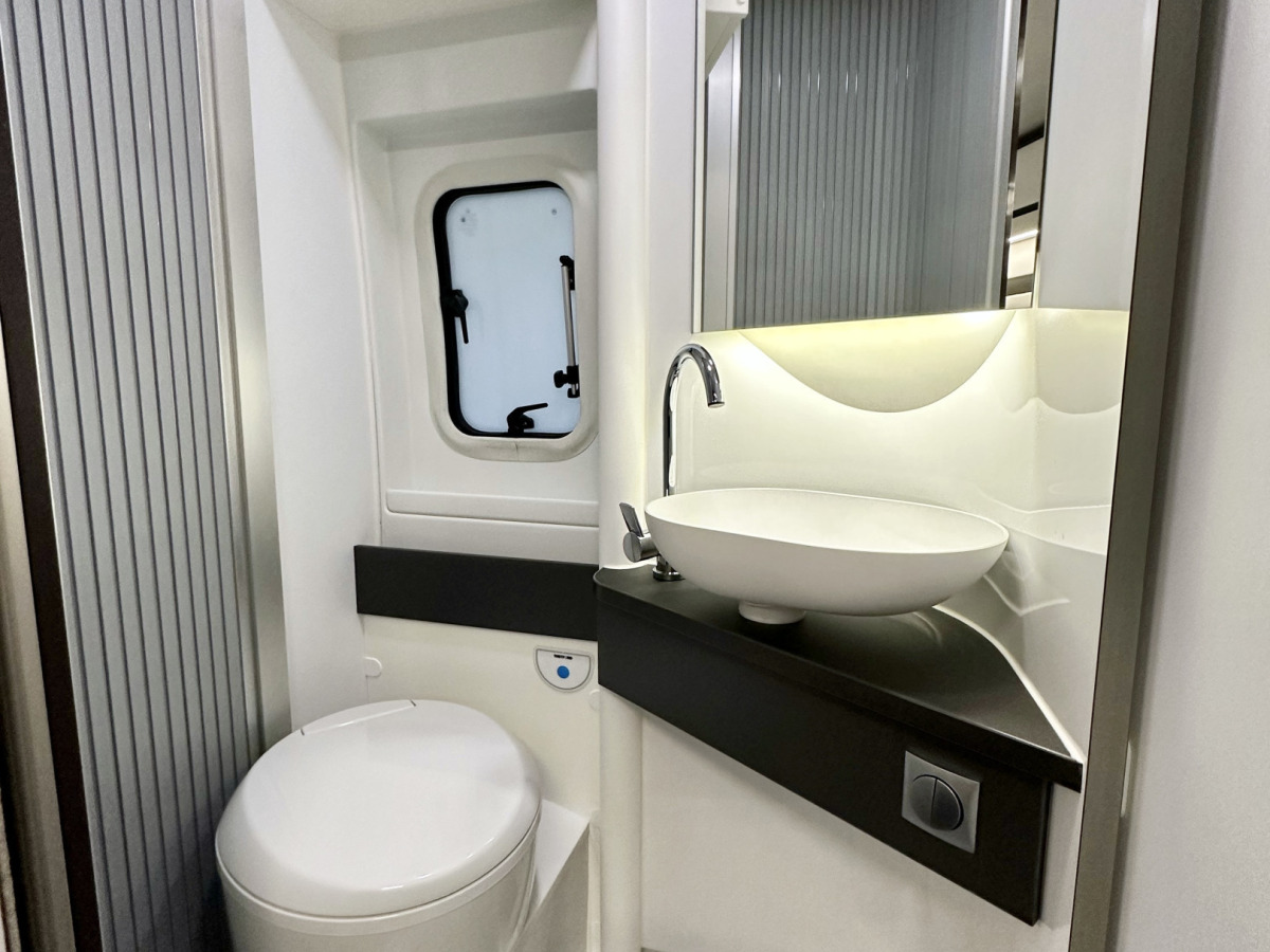 Adria TWIN SUPREME 640 SGX, bild 14 av 18
