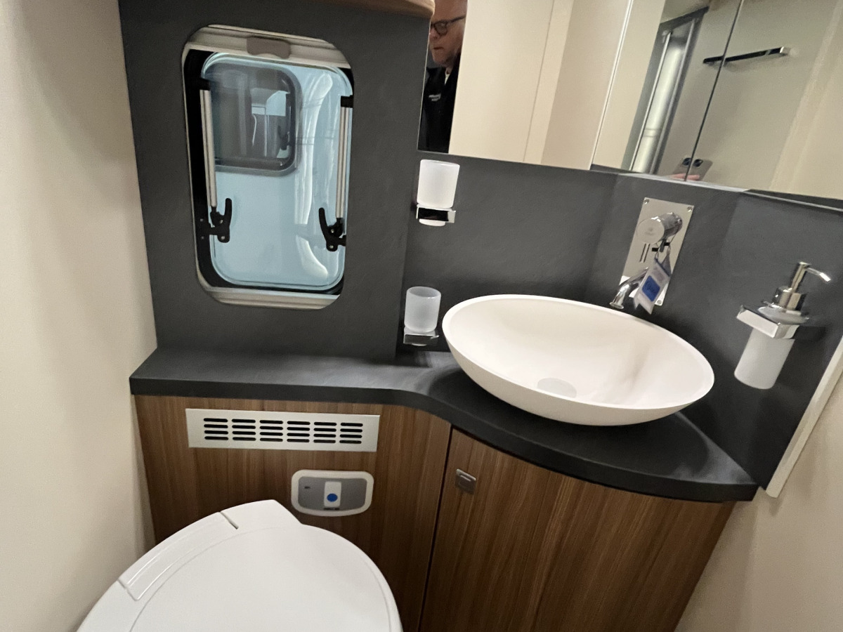 Eura Mobil Integra 890 EB/Alde/Automat/180hk/skinn/mm- Extra Öppet Lördag o Söndag, bild 11 av 14