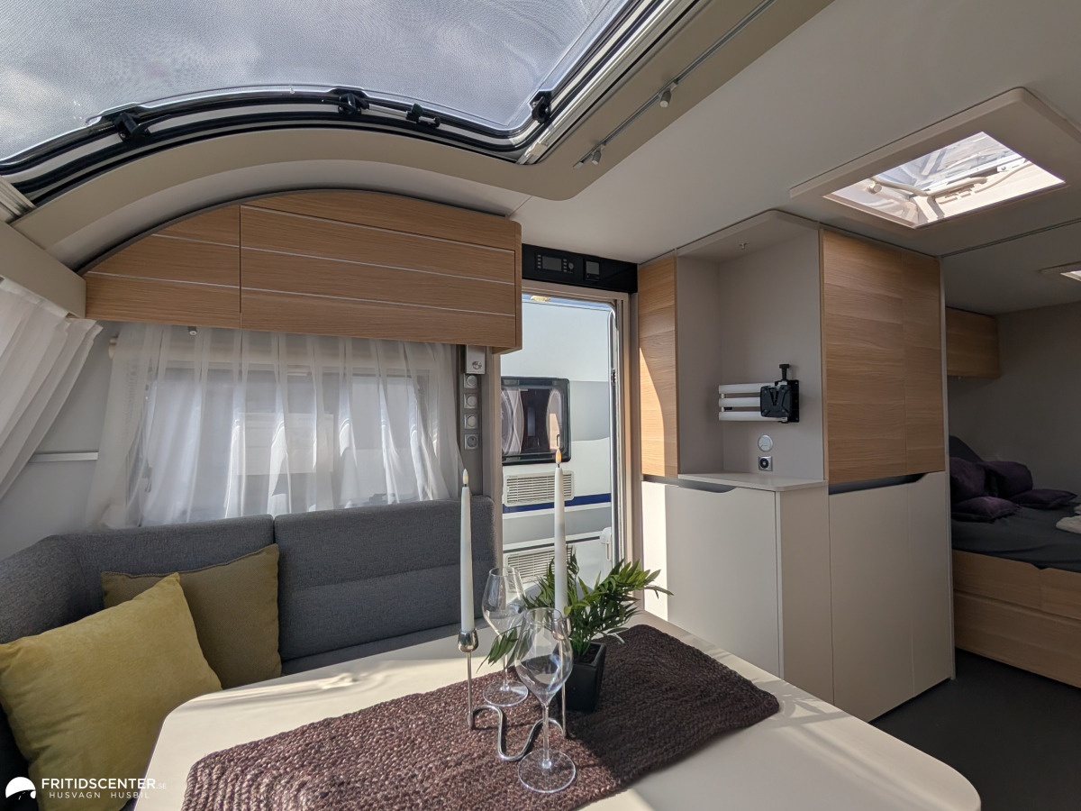 Adria ADORA 613 UT *Queenbed / ALDE / stort badrum, bild 7 av 31