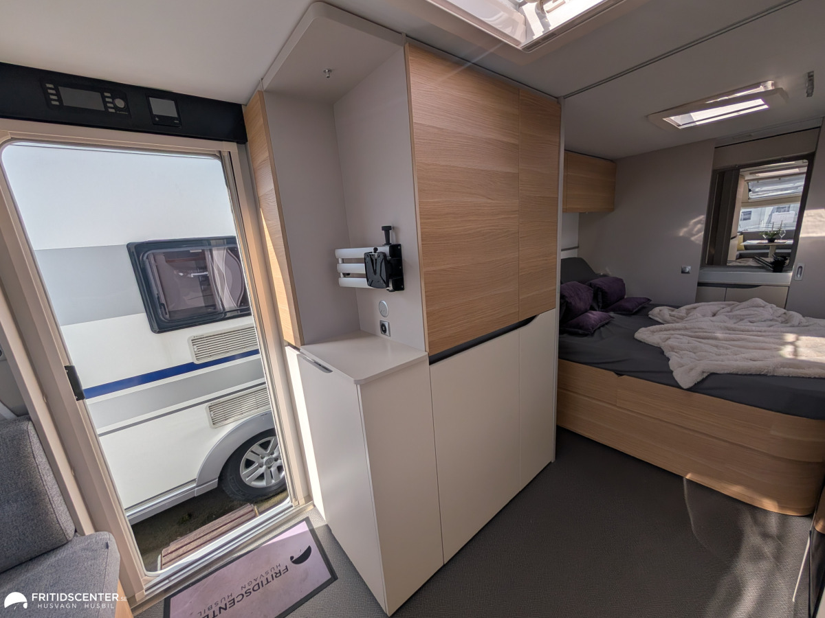 Adria ADORA 613 UT *Queenbed / ALDE / stort badrum, bild 8 av 31