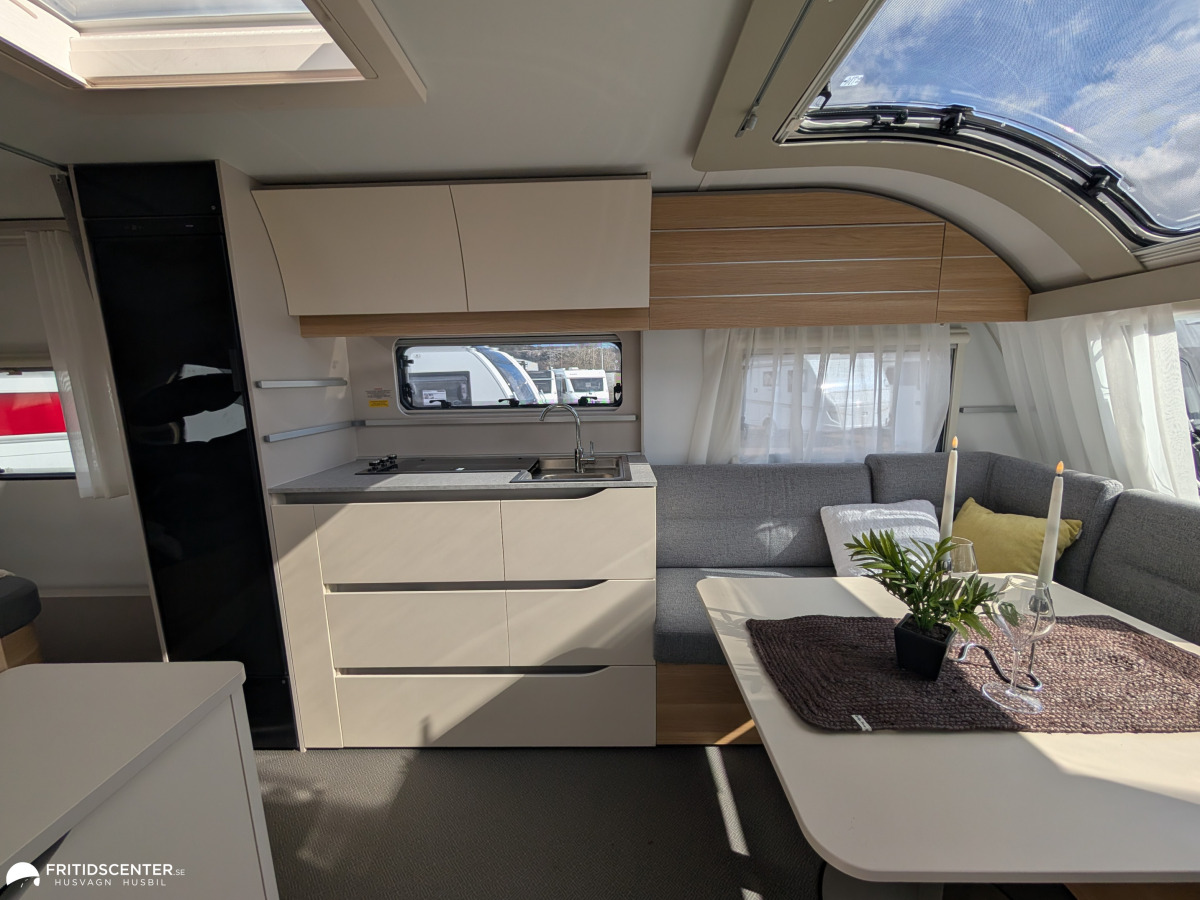 Adria ADORA 613 UT *Queenbed / ALDE / stort badrum, bild 9 av 31