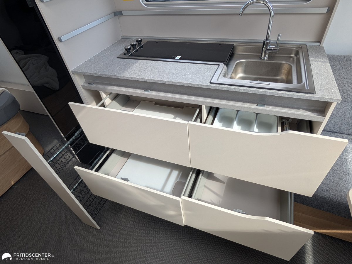 Adria ADORA 613 UT *Queenbed / ALDE / stort badrum, bild 12 av 31
