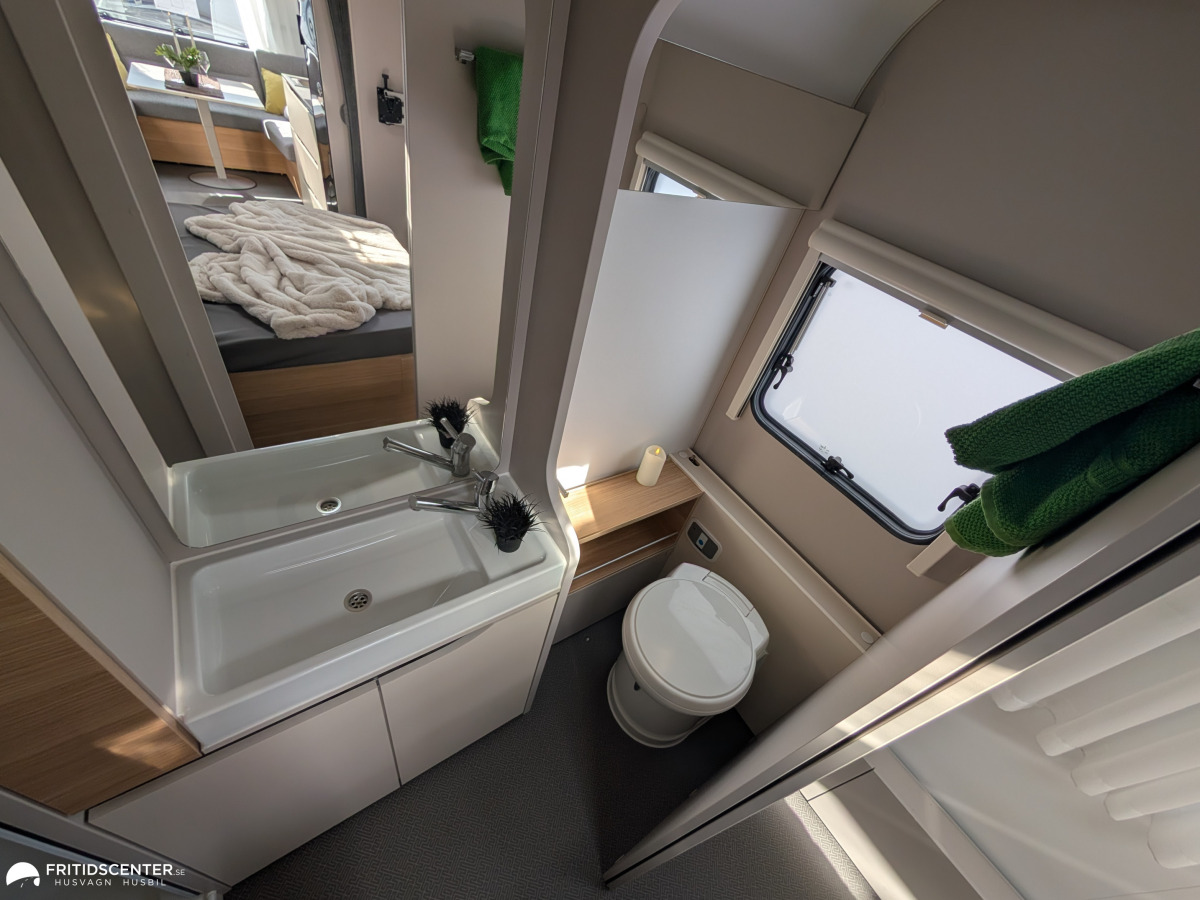 Adria ADORA 613 UT *Queenbed / ALDE / stort badrum, bild 16 av 31