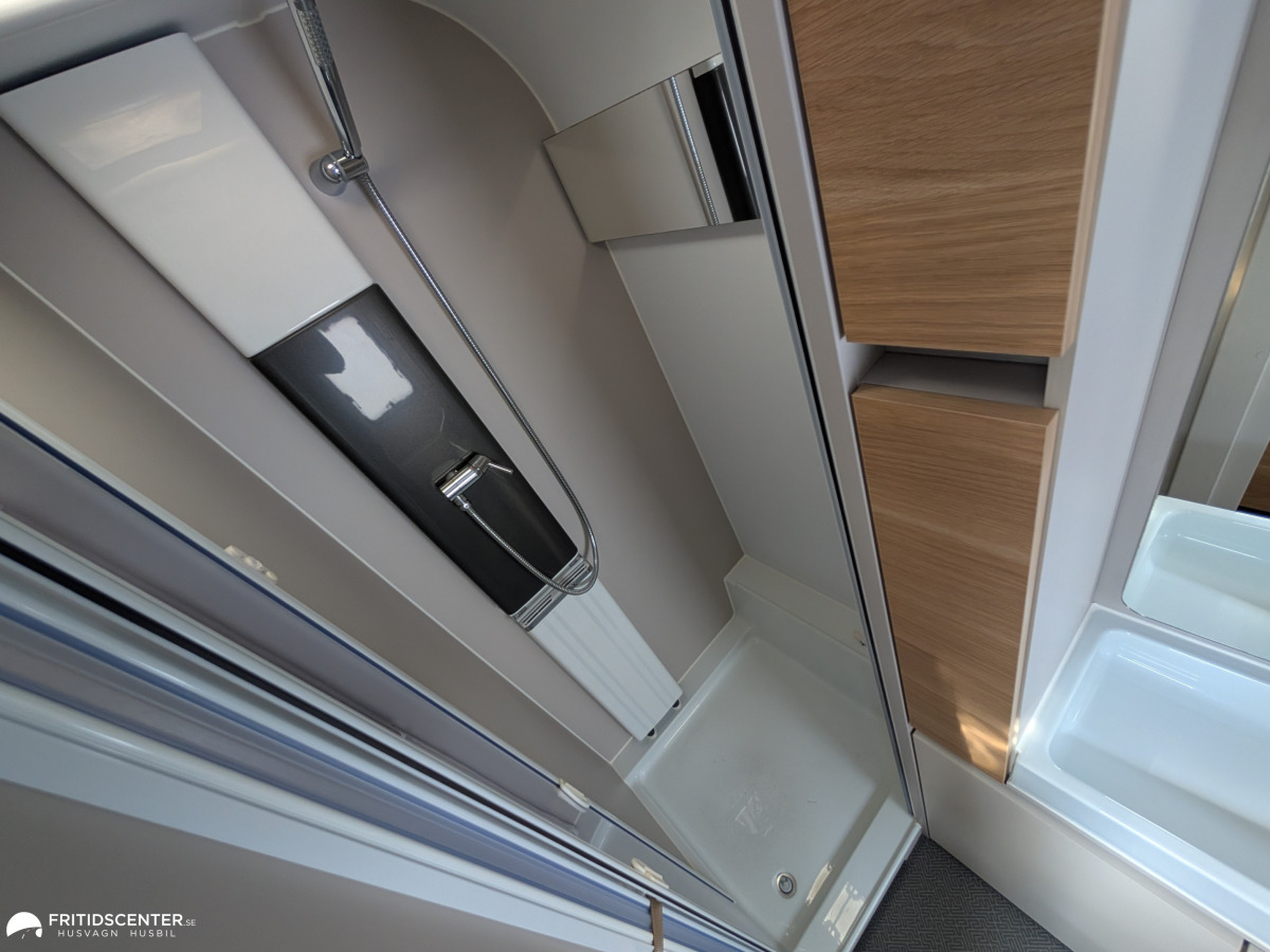 Adria ADORA 613 UT *Queenbed / ALDE / stort badrum, bild 17 av 31