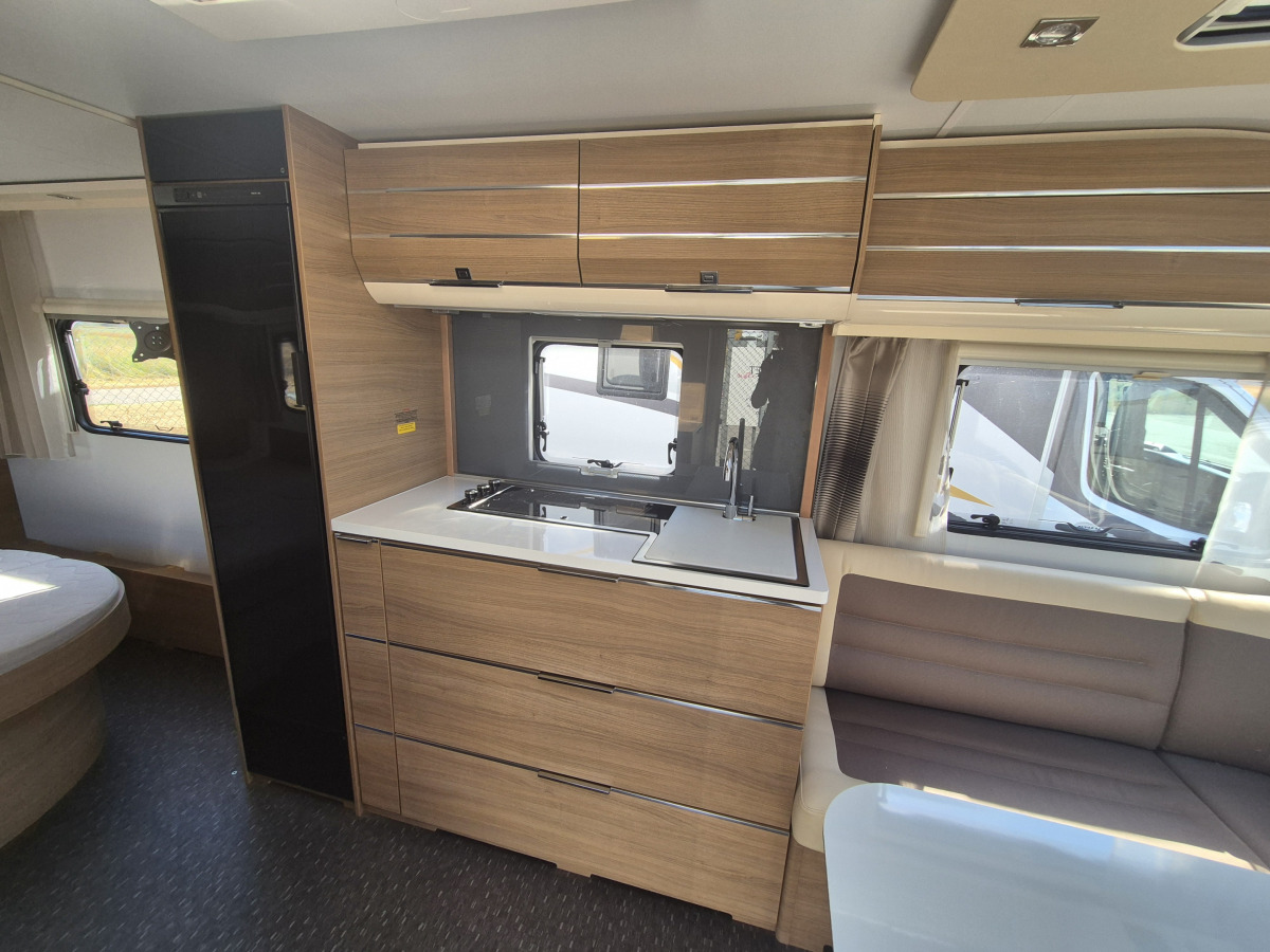 Adria Adora 613 UT (Lufttält)(Queensbed), bild 4 av 8