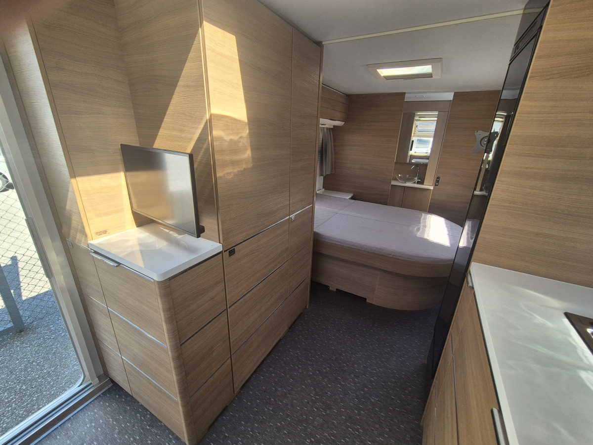 Adria Adora 613 UT (Lufttält)(Queensbed), bild 5 av 8