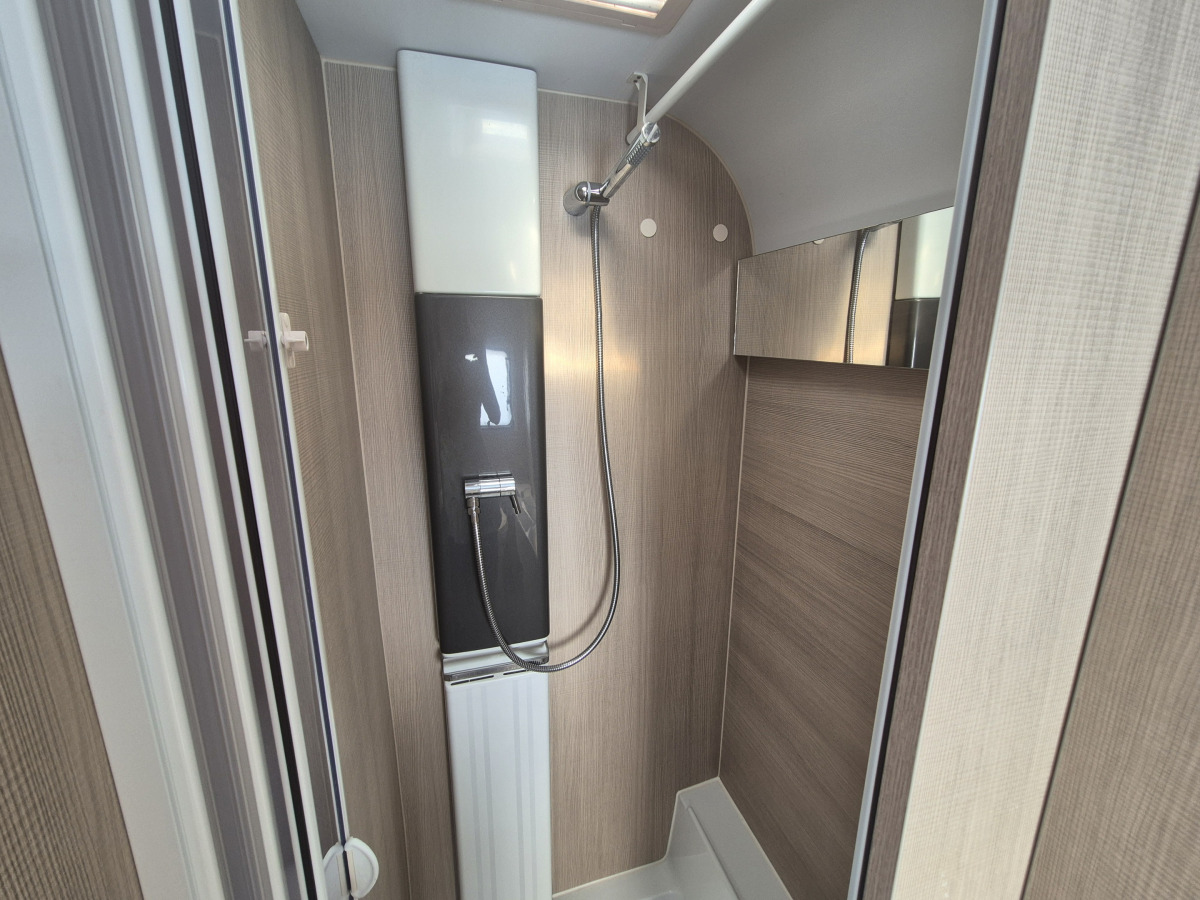 Adria Adora 613 UT (Lufttält)(Queensbed), bild 7 av 8