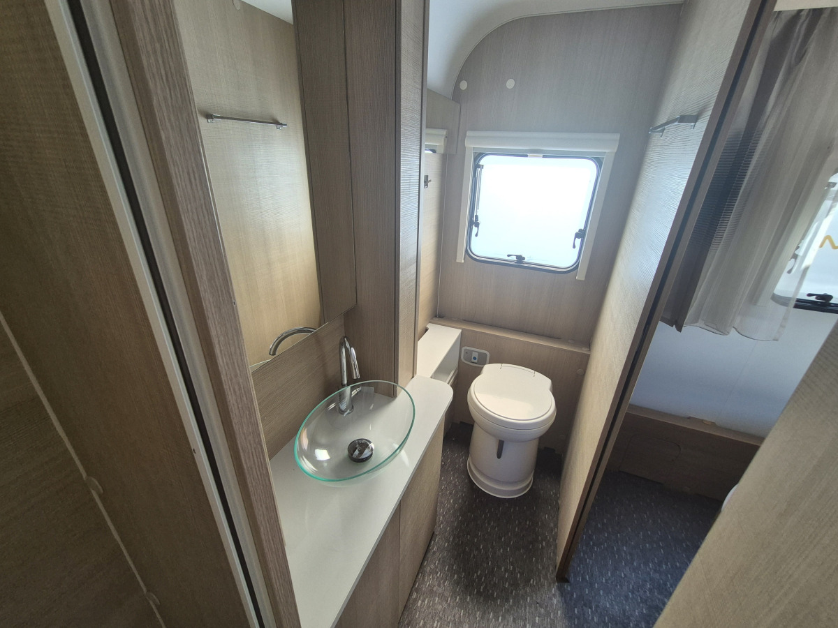 Adria Adora 613 UT (Lufttält)(Queensbed), bild 8 av 8