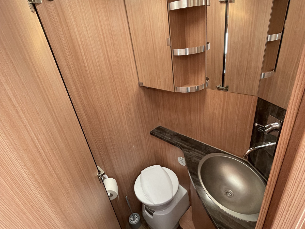 Knaus Sky 740 / LÅNGBÄDDAR / KAMKEDJA / TAKSÄNG / 2 Års GARANTI, bild 15 av 21