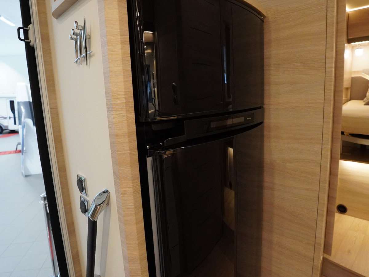 Rapido 896 F Automat 180hk 4400kg, bild 8 av 22