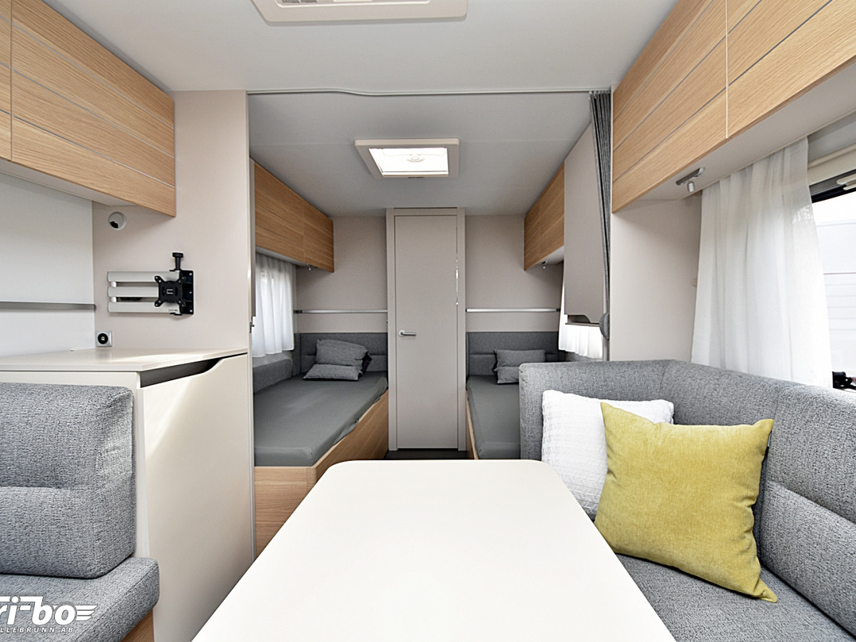 Adria 613 HT Adora, Långbädd, bild 18 av 35