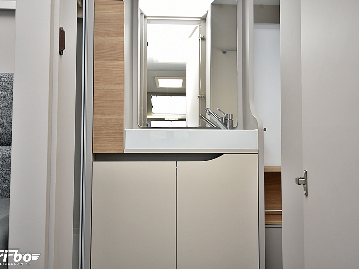 Adria 613 HT Adora, Långbädd, bild 32 av 35