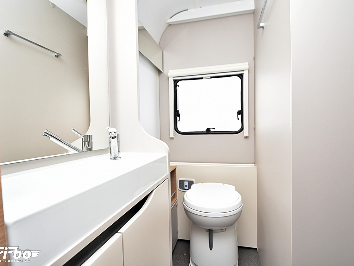 Adria 613 HT Adora, Långbädd, bild 34 av 35