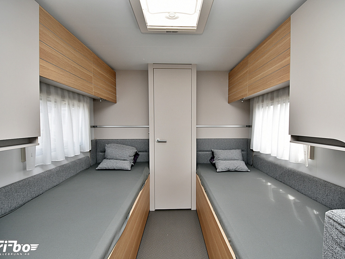 Adria 613 HT Adora, Långbädd, bild 23 av 35