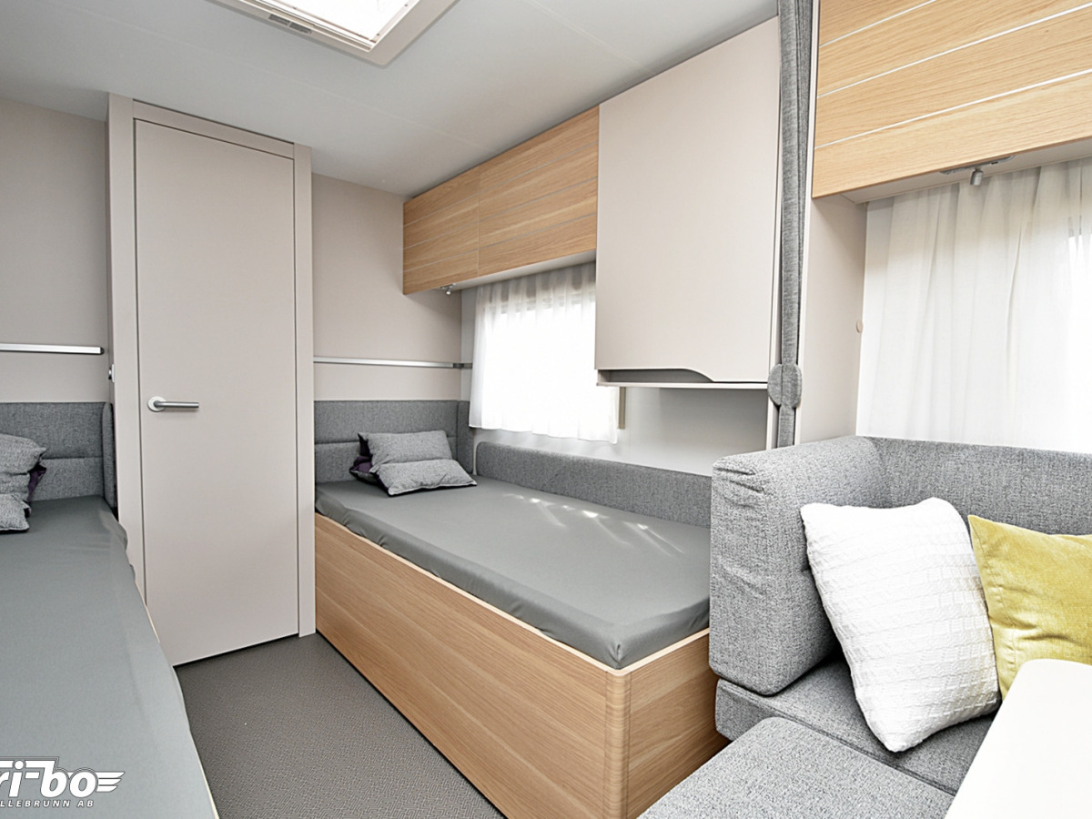 Adria 613 HT Adora, Långbädd, bild 17 av 35